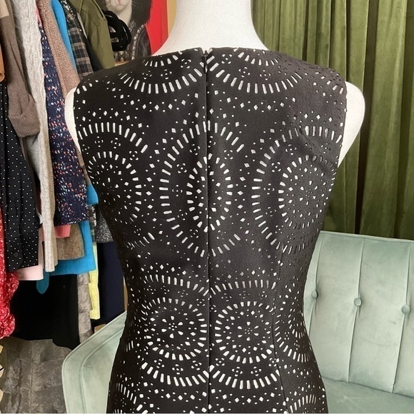 EUC White House Black Market Black And White Sheath Dress Size 0 - Picture 3 of 5